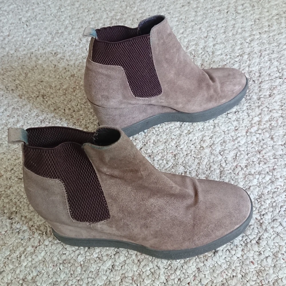 Aquatalia Claire Waterproof Suede Wedge ankle Bootie size 7.5